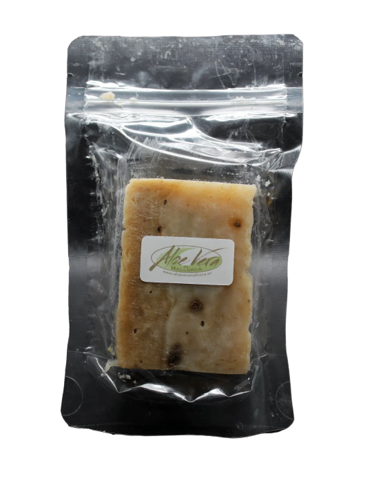 Image du savon artisanal emballé au thé noir et à la camomille de la ferme Aloe Vera de Majorque