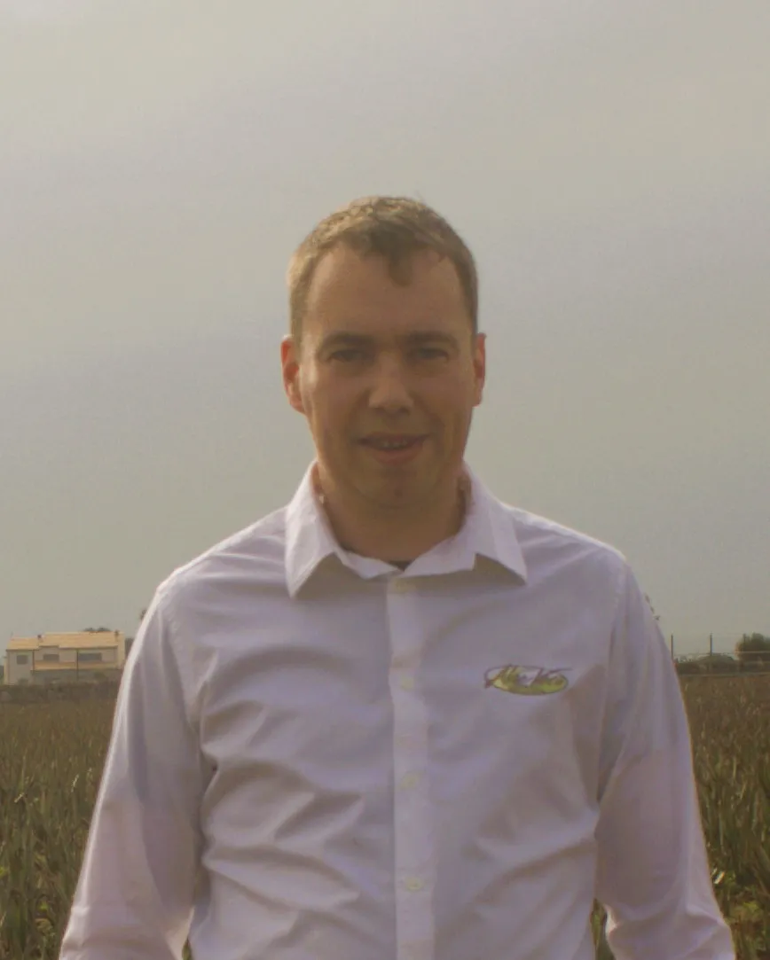 Sebastian Telwest auf der Aloe Vera Farm Mallorca vor einem Feld mit Aloe-Vera-Pflanzen